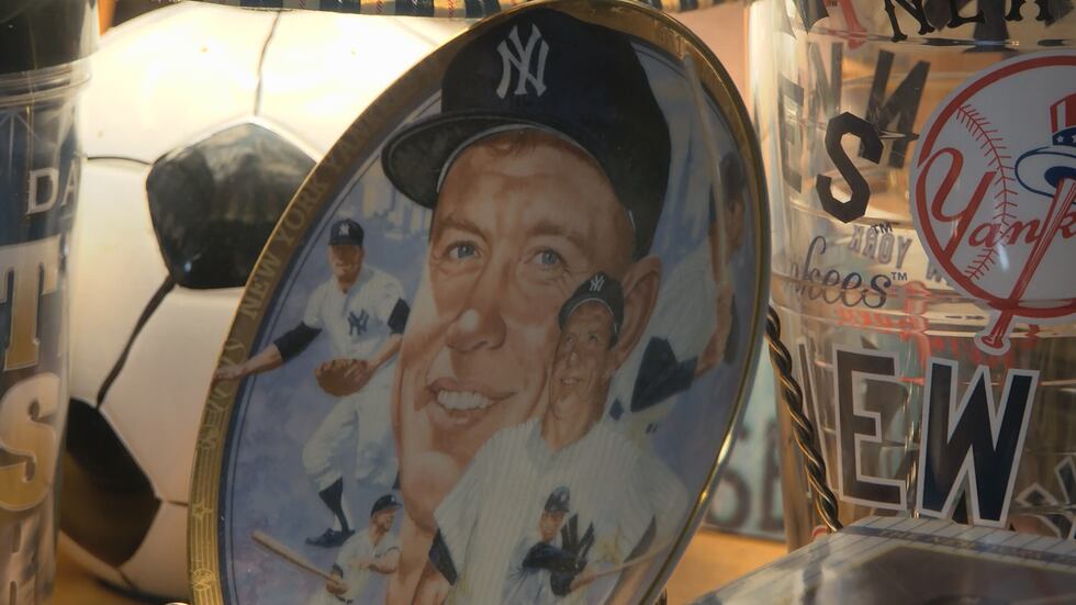 Desde Mickey Mantle Plate hasta las fotos firmadas de Nick Saban, puedes encontrarlas en la casa de Bob Short.