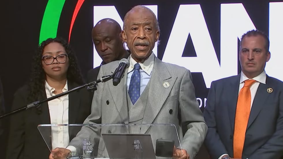 NgĂ y 10 thĂĄng 7, M᝼c sư Al Sharpton phĂĄt biáťu trong máťt cuáťc háťp bĂĄo kĂŞu gáťi Äiáťu tra minh bấch...