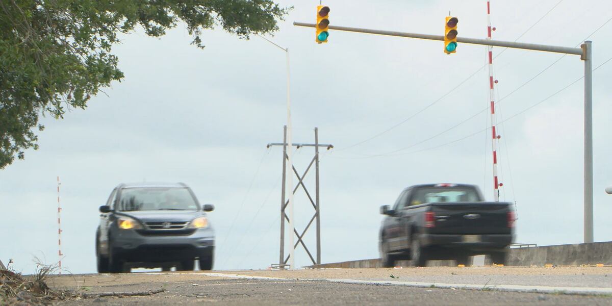 Drawbridge Fail Drawbridge malfunction causes traffic delays in Ocean Springs