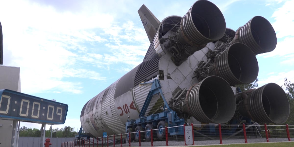 Οικογένειες συγκεντρώνονται για να παρακολουθήσουν την εκτόξευση του Artemis II από το επιστημονικό κέντρο του Μισισιπή