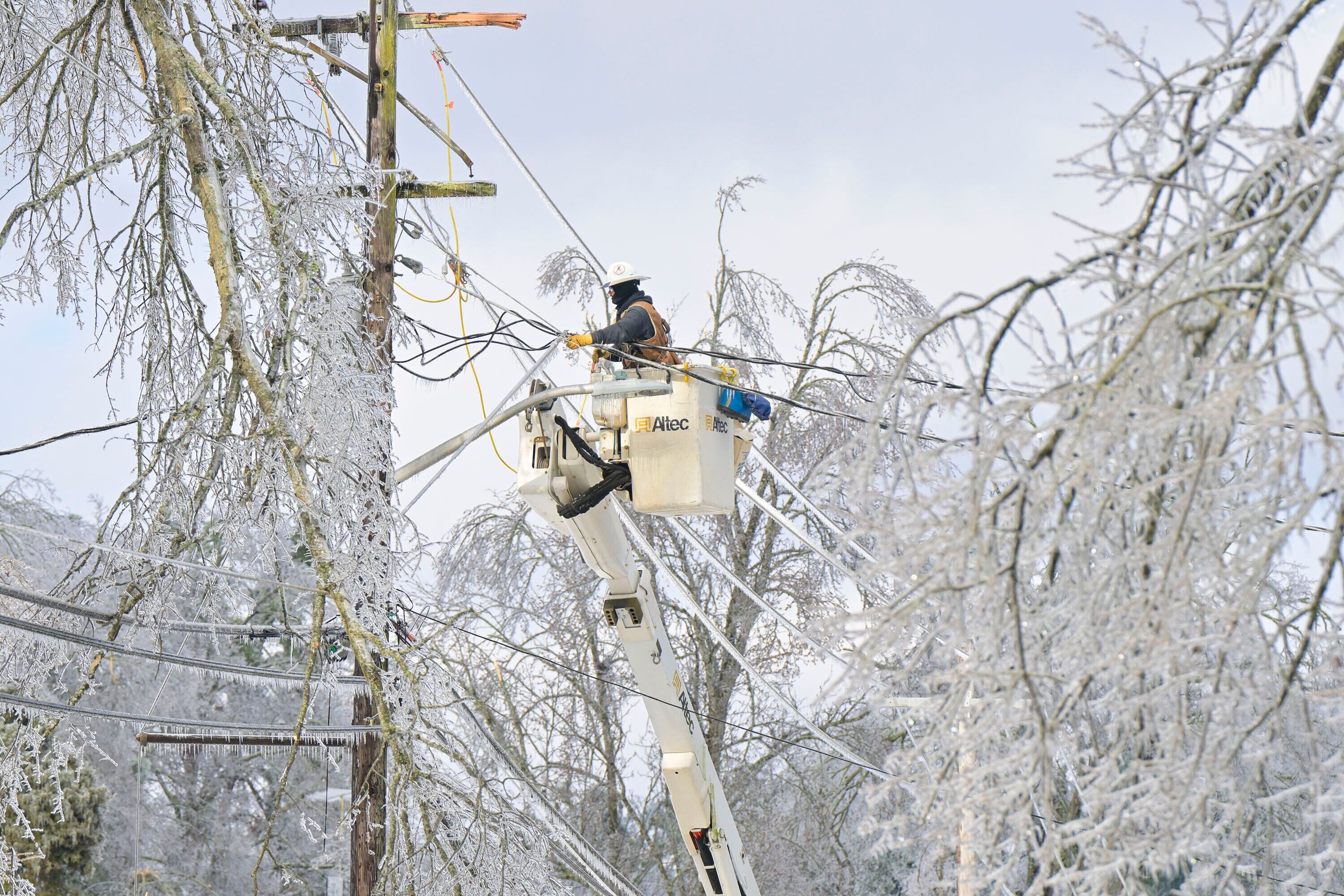 Winter storm death toll rises to 21 , Gov . Reeves announces